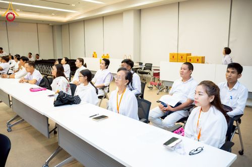 ภาพ No.223077:วันที่ 24 เมษายน พ.ศ. 2568 หลวงพ่อทัตตชีโวต้อนรับคณะเมียนมา อุบาสก อุบาสิกา 180 คน ณ อาคาร 100 ปี คุณยายมหารัตนอุบาสิกาจันทร์ ขนนกยูง วัดพระธรรมกาย