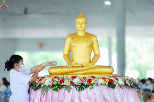 ภาพ No.80226:สาธุชนร่วมสรงน้ำพระและทำบุญ เนื่องในวันสงกรานต์ ณ หอฉันคุณยายอาจารย์ฯ วัดพระธรรมกาย วันที่ 13 เมษายน พ.ศ. 2566