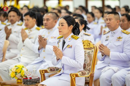 ภาพ No.179556:พิธีเจริญพระพุทธมนต์ พิธีทำบุญตักบาตรถวายพระราชกุศล และพิธีวางพานพุ่มดอกไม้ถวายราชสักการะ  แด่พระบาทสมเด็จพระบรมชนกาธิเบศร มหาภูมิพลอดุลยเดชมหาราช บรมนาถบพิตร เนื่องในวันคล้ายวันพระบรมราชสมภพ วันชาติ และวันพ่อแห่งชาติ วันพฤหัสบดีที่ 5 ธันวาคม พ.ศ. 2567 ณ