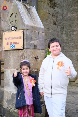 ภาพ No.172127:พิธีทอดกฐิน วัดพระธรรมกายสก็อตแลนด์ บูชาธรรม 80 ปี หลวงพ่อธัมมชโย โดยคณะศิษยานุศิษย์วัดพระธรรมกาย วันที่ 25 ตุลาคม พ.ศ. 2567