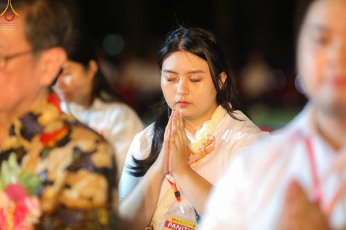 ภาพ No.104170:พิธีจุดประทีป ถวายเป็นพุทธบูชา สามเณรธรรมทายาทชาวอินโดนีเซียกว่า 1,000 รูป ณ มหาเจดีย์บุโรพุทโธ ประเทศอินโดนีเซีย ในวันที่ 23 ธันวาคม พ.ศ. 2566