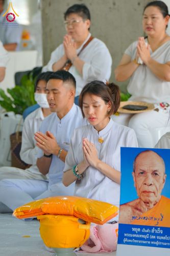 ภาพ No.62689:พิธีขอขมามอบผ้าไตร ในโครงการอุปสมบทหมู่ บูชาธรรมหลวงพ่อธัมมชโย พ.ศ.2567  โครงการอุปสมบทหมู่ธรรมทายาท ระดับอุดมศึกษา รุ่นที่51 (ภาคฤดูร้อน) โครงการบวชพระนานาชาติ AEC และ WAB รุ่นผู้บริหาร(รุ่นที่2) ณ ลานธรรม พระมหาธรรมกายเจดีย์ วันที่ 13 เมษายน พ.ศ. 2567