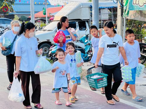 ภาพ No.101724:ตักบาตรพระ 10,000 รูป เติมบุญให้แผ่นดิน เนื่องในโอกาส 192 ปี จังหวัดกาญจนบุรี หนึ่งในโครงการตักบาตรพระ 2,000,000 รูป  77 จังหวัดทุกวัดทั่วไทย วันจันทร์ที่ 11 ธันวาคม พ.ศ. 2566 บริเวณถนนสองแคว (SKY WALK) เมืองกาญจนบุรี