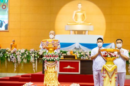 ภาพ No.88225:พิธีทอดผ้าป่าถวายทุนการศึกษาพระภิกษุสามเณรทั่วโลก, มอบโล่ผู้อุปถัมภ์มหาวิทยาลัยฯ ในวันครบรอบสถาปนา 20 ปี มหาวิทยาลัยธรรมกายแคลิฟอร์เนีย (DOU), พิธีถวายมหาสังฆทาน 108 รูป บูชาธรรมมหาปูชนียาจารย์ วันเสาร์ที่ 16 กันยายน พ.ศ. 2566 ณ ห้องแก้วสารพัดนึก1 วัดพระ