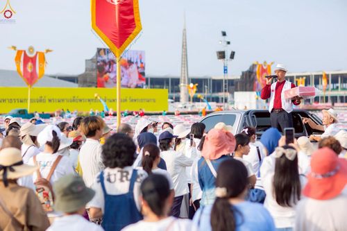 ภาพ No.225014:วันที่ 20 - 27 เมษายน พ.ศ. 2568 "ภาพแห่งความปลื้มที่ไม่มีวันจบ" คณะสงฆ์สามเณร เจ้าหน้าที่ และสาธุชน ร่วมแรงร่วมใจกันเตรียมงานและเก็บงาน เพื่อวันคุ้มครองโลก พิธีถวายมหาสังฆทานคณะสงฆ์ 40,000 กว่าวัดทั่วประเทศ