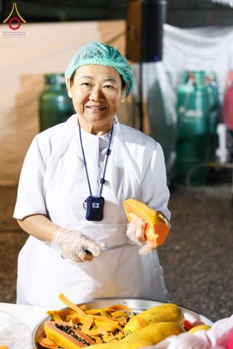 ภาพ No.191732:พิธีถวายภัตตาหารเป็นสังฆทาน แด่พระธรรมยาตรา ณ อนุสรณ์สถานคลองบางนางแท่น อ.สามพราน จ.นครปฐม ในโครงการธรรมยาตรา กตัญญูบูชา มหาปูชนียาจารย์ พระมงคลเทพมุนี(สด จนฺทสโร) พระผู้ปราบมาร อนุสรณ์สถาน 7 แห่ง ปีที่ 13 วันที่ 9 มกราคม พ.ศ. 2568