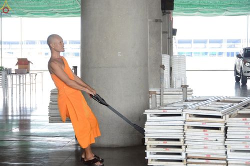 ภาพ No.246652:วันที่ 12 กันยายน พ.ศ. 2568 การเก็บงาน จัดเก็บไฟ LED ของเจ้าหน้าที่ทุกสถานะ ณ วิหารคด วัดพระธรรมกาย