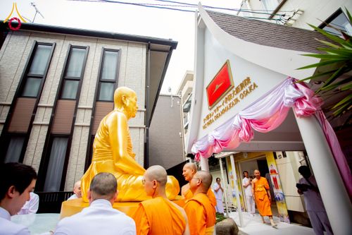 ภาพ No.221247:วันศุกร์ที่ 25 เมษายน พ.ศ. 2568 พิธีอัญเชิญรูปเหมือนพระมงคลเทพมุนี (สด จนฺทสโร) พระผู้ปราบมาร พิธีทอดผ้าป่าสามัคคี 25 ปี พิธีถวายสังฆทาน 15 วัด แด่เจ้าอาวาสภาคพื้นเอเชีย และแอฟริกา ในวาระครบ 25 ปี วัดพระธรรมกายโอซาก้า ประเทศญี่ปุ่น