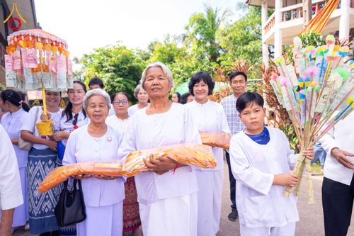 ภาพ No.172557:พิธีทอดกฐิน วัดศรีบุญเรือง จ.สกลนคร ในโครงการกฐินสามัคคีทั่วไทย 30,000 วัด บูชาธรรม 80 ปี หลวงพ่อธัมมชโย โดยคณะศิษยานุศิษย์วัดพระธรรมกาย วันที่ 25 ตุลาคม พ.ศ. 2567
