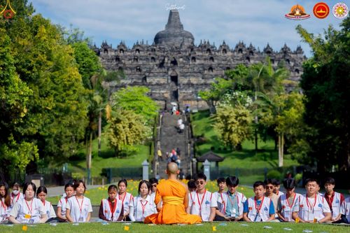 ภาพ No.224707:วันที่ 11 -12 พฤษภาคม พ.ศ. 2568 คณะพระอาจารย์ เจ้าหน้าที่ อาสาสมัคร นักศึกษา ทั้งชาวอินโดนีเซีย และชาวไทย ร่วมแรงร่วมใจ เตรียมงาน เก็บงาน ในวันวิสาขบูชา ณ พระมหาเจดีย์บรมพุทโธ ประเทศอินโดนีเซีย