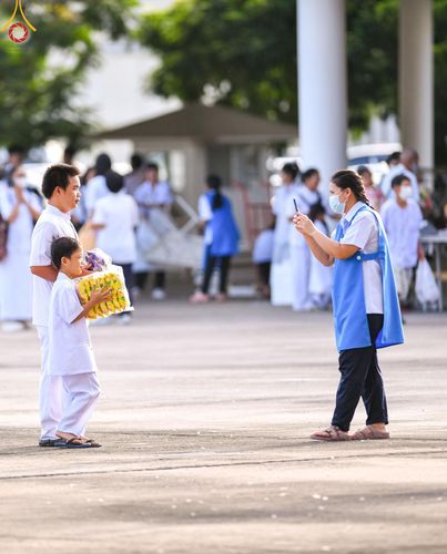 ภาพ No.143352:พิธีตักบาตร ข้าวสารอาหารแห้ง ณ บ้านแก้วเรือนทองคุณยายฯ และ พิธีบูชาข้าวพระ  ณ สภาธรรมกายสากล วัดพระธรรมกาย วันอาทิตย์ที่ 7 กรกฎาคม พ.ศ. 2567