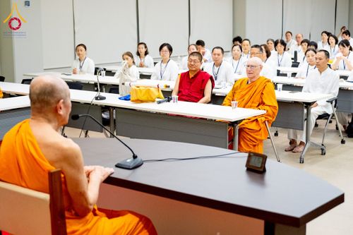 ภาพ No.222476:วันที่ 21 เมษายน พ.ศ. 2568 หลวงพ่อทัตตชีโวต้อนรับคณะสงฆ์จีน ณ อาคาร 100 ปี คุณยายมหารัตนอุบาสิกาจันทร์ ขนนกยูง วัดพระธรรมกาย