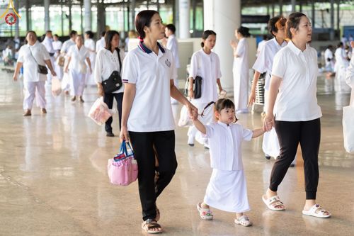 ภาพ No.136522:พิธีตักบาตร พิธีบูชาข้าวพระ ในวันอาทิตย์ต้นเดือนที่ 5 พฤษภาคม พ.ศ. 2567 ณ วัดพระธรรมกาย จ.ปทุมธานี