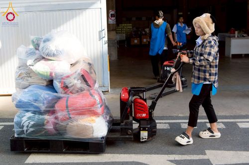 ภาพ No.273634:วันที่ 27 พฤศจิกายน พ.ศ. 2568 คณะศิษยานุศิษย์วัดพระธรรมกาย มูลนิธิธรรมกาย มอบอาหารและสิ่งของความช่วยเหลือให้พี่น้องชาวใต้ ผู้ประสบอุทกภัยน้ำท่วม