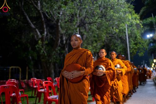 ภาพ No.101777:ตักบาตรพระ 10,000 รูป เติมบุญให้แผ่นดิน เนื่องในโอกาส 192 ปี จังหวัดกาญจนบุรี หนึ่งในโครงการตักบาตรพระ 2,000,000 รูป  77 จังหวัดทุกวัดทั่วไทย วันจันทร์ที่ 11 ธันวาคม พ.ศ. 2566 บริเวณถนนสองแคว (SKY WALK) เมืองกาญจนบุรี