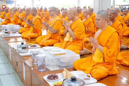 ภาพ No.143140:พิธีถวายภัตตาหารเพื่อเป็นกำลังแห่งการเข้าถึงธรรม ของพระภิกษุสามเณร วัดพระธรรมกาย วันเสาร์ที่ 6 กรกฏาคม พ.ศ. 2567 ณ หอฉันคุณยายอาจารย์ วัดพระธรรมกาย จ.ปทุมธานี