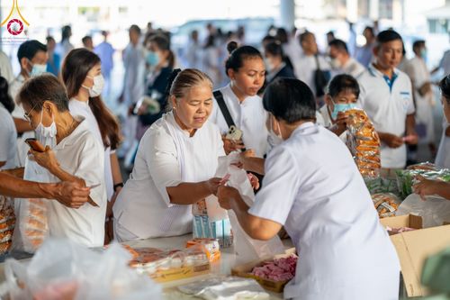 ภาพ No.92070:พิธีตักบาตร ในวันทอดกฐินสามัคคี ประจำปีพุทธศักราช 2566 วันอาทิตย์ต้นเดือนที่ 5 พฤศจิกายน พ.ศ. 2566 ณ สภาธรรมกายสากล วัดพระธรรมกาย จ.ปทุมธานี