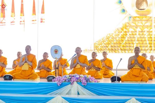 ภาพ No.243436:วันที่ 7 กันยายน พ.ศ. 2568 พิธีตักบาตร ข้าวสารอาหารแห้ง ในวันครูผู้ค้นพบวิชชาธรรมกาย ณ บ้านแก้วเรือนทองคุณยายฯ สภาธรรมกายสากล วัดพระธรรมกาย