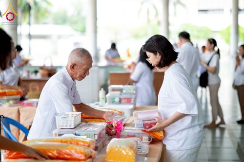 ภาพ No.245074:วันพุธที่ 10 กันยายน พ.ศ. 2568 พิธีถวายภัตตาหารเมนูสวรรค์ เนื่องในวันครบ 25 ปี วันละสังขารคุณยายอาจารย์มหารัตนอุบาสิกาจันทร์ ขนนกยูง ณ หอฉันคุณยายอาจารย์ฯ วัดพระธรรมกาย