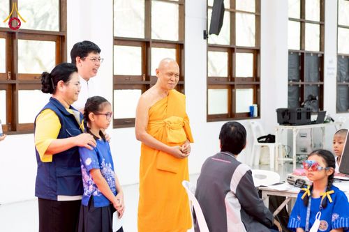 ภาพ No.230305:วันจันทร์ที่ 30 มิถุนายน พ.ศ. 2568 เจ้าอาวาสวัดพระธรรมกาย เยี่ยมอนุโมทนาให้กำลังใจ บุคลากรทางการแพทย์-เจ้าหน้าที่ผู้ปฏิบัติงาน โครงการรถตัดแว่นสายตาเคลื่อนที่สภากาชาดไทย เพื่อเด็กนักเรียนในชนบท พื้นที่จังหวัดปทุมธานี