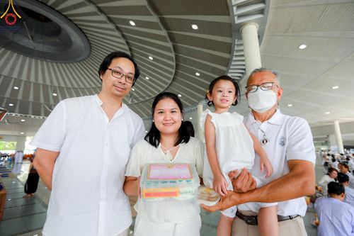 ภาพ No.122826:พิธีสวดพระพุทธมนต์ พิธีทอดผ้าบังสุกุล และพิธีถวายภัตตาหาร เป็นสังฆทานแด่พระภิกษุ สามเณร เนื่องในวันมหาปูชนียาจารย์ วันเสาร์ที่ 3 กุมภาพันธ์ พ.ศ. 2567 ณ หอฉันคุณยายอาจารย์ฯ วัดพระธรรมกาย