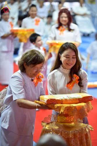 ภาพ No.238055:วันอังคารที่ 12 สิงหาคม พ.ศ. 2568 กิจกรรมวันแม่แห่งชาติ พิธีเปิดห้องปฎิบัติธรรม "กลางใส ใจสว่าง" (World Inner Peace Meditation Room) พิธีลูกกราบคุณแม่-คุณพ่อ พิธีทอดผ้าป่ากองทุนเลี้ยงพระ&กฐิน 30,000 วัด(บูชาธรรมหลวงพ่อ) พิธีไถ่โคท้อง 2 ตัว  ณ วิหารคด 2 ว