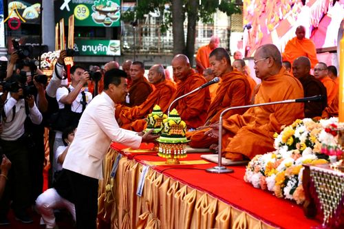 ภาพ No.210235:วันอาทิตย์ที่ 9 มีนาคม พ.ศ. 2568 พ่อเมืองโคราชจัดตักบาตรพระหมื่น ทำบุญเมือง 557 ปี