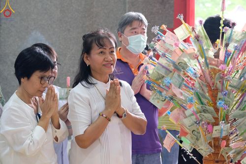 ภาพ No.166672:พิธีทอดกฐิน ณ วัดด่าน กรุงเทพมหานคร ในโครงการกฐินสามัคคีทั่วไทย 30,000 วัด บูชาธรรม 80 ปี หลวงพ่อธัมมชโย โดยคณะศิษยานุศิษย์วัดพระธรรมกาย วันที่ 23 ตุลาคม พ.ศ. 2567