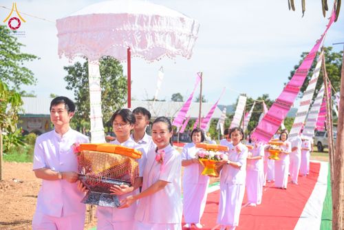 ภาพ No.175076:พิธีทอดกฐินสถาปนา แผ่นสิริฉะทะนะรัสมี(หลังคา) อาคาร 80 ปี หลวงพ่อธัมมชโย ณ ศูนย์ปฏิบัติธรรมวิหารแดง จ.สระบุรี วันเสาร์ที่ 9 พฤศจิกายน พ.ศ. 2567