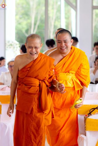 ภาพ No.239351:วันอาทิตย์ที่ 17 สิงหาคม พ.ศ. 2568 พิธีกดปุ่มอัญเชิญรูปเหมือน พระมงคลเทพมุนี (สด จันทสโร)  ณ มหาวิหารแก้วพระมงคลเทพมุนี  ศูนย์ปฏิบัติธรรมแก้วเมืองเลย