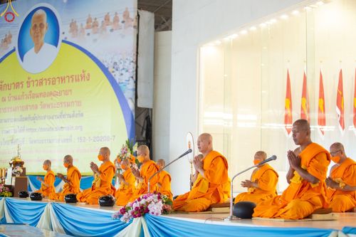 ภาพ No.86797:พิธีตักบาตร , พิธีบูชาข้าวพระ , พิธีจุดเทียนใจ ไฟนิรันดร์ อนันตชัย ในวันอาทิตย์ต้นเดือน 3 กันยายน พ.ศ. 2566 ณ วัดพระธรรมกาย