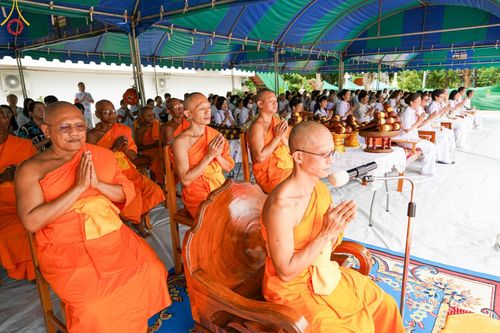 ภาพ No.140406:พิธีตอกเสาเข็มเป็นปฐมฤกษ์ เพื่อสร้างกุฎิและหอสวดมนต์ และพิธีทอดผ้าป่าบำรุงวัด ณ วัดกลางธนรินทร์ ต.บ้านแป้ง อ.พรหมบุรี จ.สิงห์บุรี วันอาทิตย์ที่ 9 มิถุนายน พ.ศ.2567