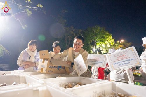 ภาพ No.193676:สาธุชนถวายภัตตาหารเป็นสังฆทาน แด่พระธรรมยาตรา ณ อนุสรณ์สถานมหาวิหารพระมงคลเทพมุนี (โลตัสแลนด์) อ.สองพี่น้อง จ.สุพรรณบุรี ในโครงการธรรมยาตรา กตัญญูบูชา มหาปูชนียาจารย์ พระมงคลเทพมุนี(สด จนฺทสโร) พระผู้ปราบมาร ปีที่ 13 วันที่ 12 มกราคม พ.ศ.2568