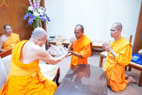 ภาพ No.84538:หลวงพ่อทัตตชีโว ได้เมตตาเป็นประธานสงฆ์ในพิธีถวายพระบรมสารีริกธาตุ องค์พระธรรมกาย รัตนชาติและปัจจัยร่วมบุญสถาปนาเจดีย์  แด่พระสมุห์สุทธิศักดิ์ ฐิตสุทธิ เจ้าอาวาสวัดเก่าเขาน้อย 