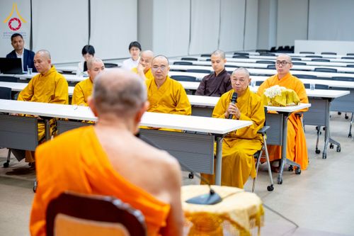 ภาพ No.222933:วันที่ 23 เมษายน พ.ศ. 2568 หลวงพ่อทัตตชีโวต้อนรับคณะสงฆ์ World Pec ณ อาคาร 100 ปี คุณยายมหารัตนอุบาสิกาจันทร์ ขนนกยูง วัดพระธรรมกาย