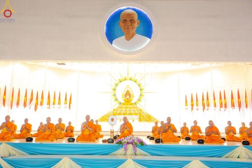 ภาพ No.167450:พิธีตักบาตรและพิธีบูชาข้าวพระ ในวันอาทิตย์ที่ 3 พฤศจิกายน พ.ศ. 2567 ณ วัดพระธรรมกาย