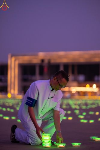 ภาพ No.59837:คณะสงฆ์และสาธุชนร่วมใจกัน สวดมนต์บทธัมมจักกัปปวัตนสูตร ครบ 6,315,808,080 จบ และจุดประทีปแปรอักษร ถวายเป็นพุทธบูชา เนื่องในวาระ "ฉลองอายุวัฒนมงคล 80 ปี หลวงพ่อธัมมชโย" ณ ลานธรรม มหารัตนวิหารคด วัดพระธรรมกาย