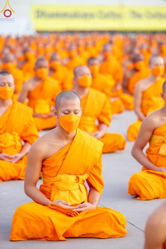 ภาพ No.102234:พระธรรมทายาทในโครงการอุปสมบทหมู่ บูชาธรรมมหาปูชนียาจารย์ ร่วมปฏิบัติธรรม ถ่ายภาพหมู่ประวัติศาสตร์ และรับฟังโอวาทจากหลวงพ่อทัตตชีโว ณ ลานธรรม พระมหาธรรมกายเจดีย์ วัดพระธรรมกาย วันที่ 15 ธันวาคม พ.ศ. 2566