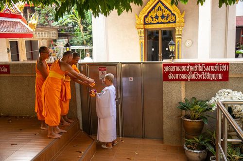 ภาพ No.201529:พิธีจุดประทีปถวายเป็นพุทธบูชา และบูชาธรรมมหาปูชนียาจารย์ ณ อาคารธรรมยาตรา กตัญญูบูชามหาปูชนียาจารย์ ตรงข้ามวัดปากน้ำภาษีเจริญ จ.กรุงเทพมหานคร ในโครงการธรรมยาตรา กตัญญูบูชา มหาปูชนียาจารย์ พระมงคลเทพมุนี(สด จนฺทสโร) พระผู้ปราบมาร อนุสรณ์สถาน 7 แห่ง