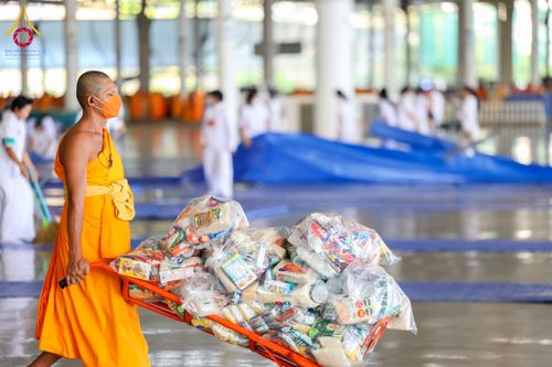 ภาพ No.209292:วันอาทิตย์ที่ 2 มีนาคม พ.ศ. 2568 พิธีตักบาตร ข้าวสารอาหารแห้ง ณ บ้านแก้วเรือนทองคุณยายฯ สภาธรรมกายสากล วัดพระธรรมกาย