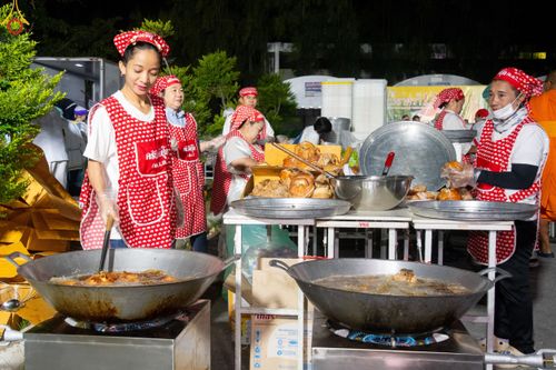 ภาพ No.188870:พิธีถวายภัตตาหารเป็นสังฆทาน แด่พระธรรมยาตรา ในโครงการธรรมยาตรา กตัญญูบูชา มหาปูชนียาจารย์ พระมงคลเทพมุนี(สด จนฺทสโร) พระผู้ปราบมาร ปีที่ 13 ณ อนุสรณ์สถานมหาวิหารพระมงคลเทพมุนี (โลตัสแลนด์) อ.สองพี่น้อง จ.สุพรรณบุรี วันที่ 4 มกราคม พ.ศ.2568