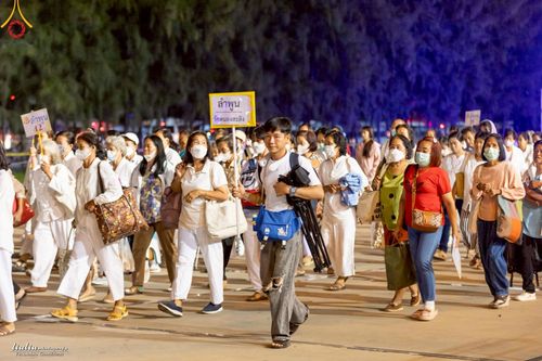 ภาพ No.219233:บรรยากาศการเดินทางเข้าวัดพระธรรมกาย , การต้อนรับปฏิสันถาร , การฉันภัตตาหารเช้า , การลงทะเบียนพระสังฆาธิการ  เนื่องในวันคุ้มครองโลก พิธีถวายมหาสังฆทานคณะสงฆ์ 40,000 กว่าวัดทั่วประเทศ ณ วัดพระธรรมกาย