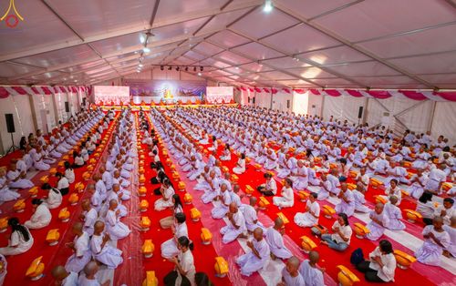 ภาพ No.103059:พิธีขอขมา มอบบาตรและผ้าไตร ธรรมทายาทชาวอินโดนีเซียกว่า 1,000 คน ณ มหาเจดีย์บุโรพุทโธ ประเทศอินโดนีเซีย ในวันที่ 19 ธันวาคม พ.ศ. 2566