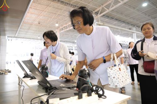 ภาพ No.212563:วันพฤหัสบดีที่ 20 มีนาคม พ.ศ. 2568 การประชุม 3 อาศรม วัดพระธรรมกาย เพื่องาน 22 เมษายน วันคุ้มครองโลก ถวายมหาสังฆทาน 40,000 กว่าวัดทั่วประเทศ