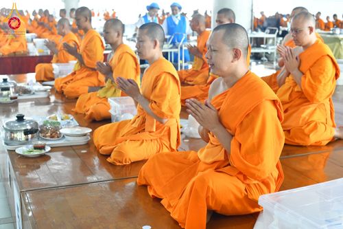 ภาพ No.198020:พิธีถวายภัตตาหารแด่พระภิกษุ สามเณร  บูชาธรรมคุณยายอาจารย์มหารัตนอุบาสิกาจันทร์ ขนนกยูง เนื่องในวาระวันคล้ายวันเกิดครบ 116 ปี วันอาทิตย์ที่ 19 มกราคม พ.ศ. 2568 ณ หอฉันคุณยายอาจารย์ฯ วัดพระธรรมกาย