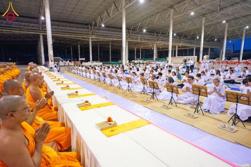 ภาพ No.202642:พิธีถวายภัตตาหารเป็นสังฆทาน แด่พระธรรมยาตรา ณ วัดพระธรรมกาย ตำบลคลองสาม อำเภอคลองหลวง จังหวัดปทุมธานี ในโครงการธรรมยาตรา กตัญญูบูชา มหาปูชนียาจารย์ พระมงคลเทพมุนี(สด จนฺทสโร) พระผู้ปราบมาร อนุสรณ์สถาน 7 แห่ง ปีที่ 13 วันที่ 28 มกราคม พ.ศ. 2568