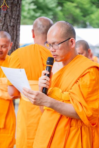 ภาพ No.144536:พิธีตัดปอยผมและปลงผมนาคธรรมทายาท ณ วัดพระธรรมกายนิวเจอร์ซี ประเทศสหรัฐอเมริกา วันที่ 29 มิถุนายน พ.ศ. 2567