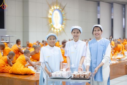 ภาพ No.205640:พิธีสวดพระพุทธมนต์ และถวายภัตตาหารเมนูสวรรค์แด่พระภิกษุ สามเณร วันจันทร์ที่ 3 กุมภาพันธ์ พ.ศ. 2568 ณ หอฉันคุณยายอาจารย์ฯ วัดพระธรรมกาย