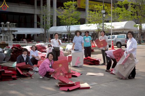 ภาพ No.220424:วันที่ 23-25 เมษายน พ.ศ. 2568 เจ้าหน้าที่และสาธุชนช่วยกัน รับบุญเก็บงานวันคุ้มครองโลก ณ วัดพระธรรมกาย