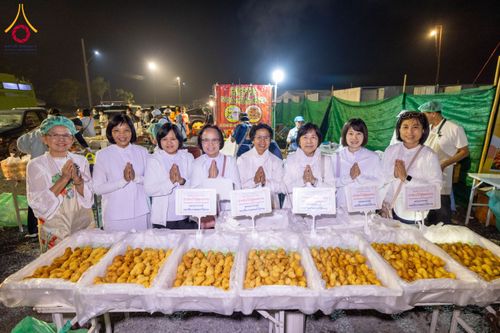 ภาพ No.200827:พิธีถวายภัตตาหารเป็นสังฆทาน แด่พระธรรมยาตรา ณ อนุสรณ์สถานบางปลา วัดบางปลา อำเภอบางเลน จังหวัดนครปฐม ในโครงการธรรมยาตรา กตัญญูบูชา มหาปูชนียาจารย์ พระมงคลเทพมุนี(สด จนฺทสโร) พระผู้ปราบมาร อนุสรณ์สถาน 7 แห่ง ปีที่ 13 วันที่ 24 มกราคม พ.ศ. 2568